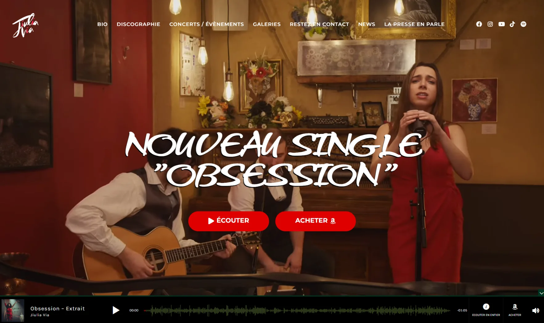 Capture d'écran de la page d'accueil du site de Jiulia Via, présentant le nouveau single "Obsession" avec des options pour écouter et acheter.