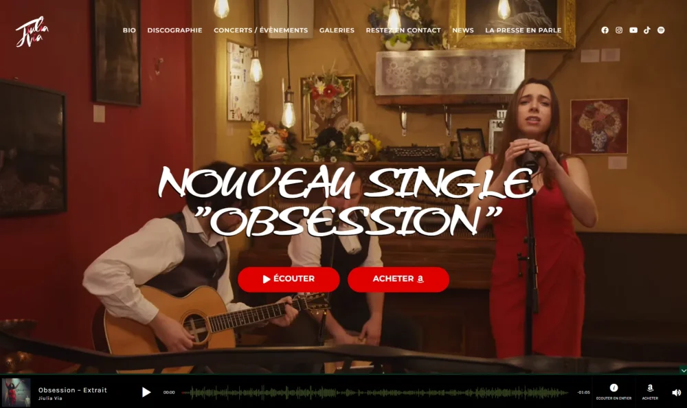 Capture d'écran de la page d'accueil du site de Jiulia Via, présentant le nouveau single "Obsession" avec des options pour écouter et acheter.